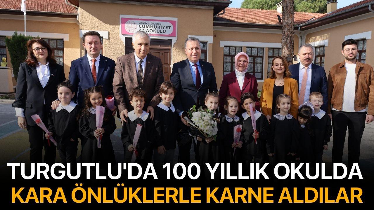 Turgutlu'da 100 Yıllık Okulda Kara Önlüklerle Karne Aldılar