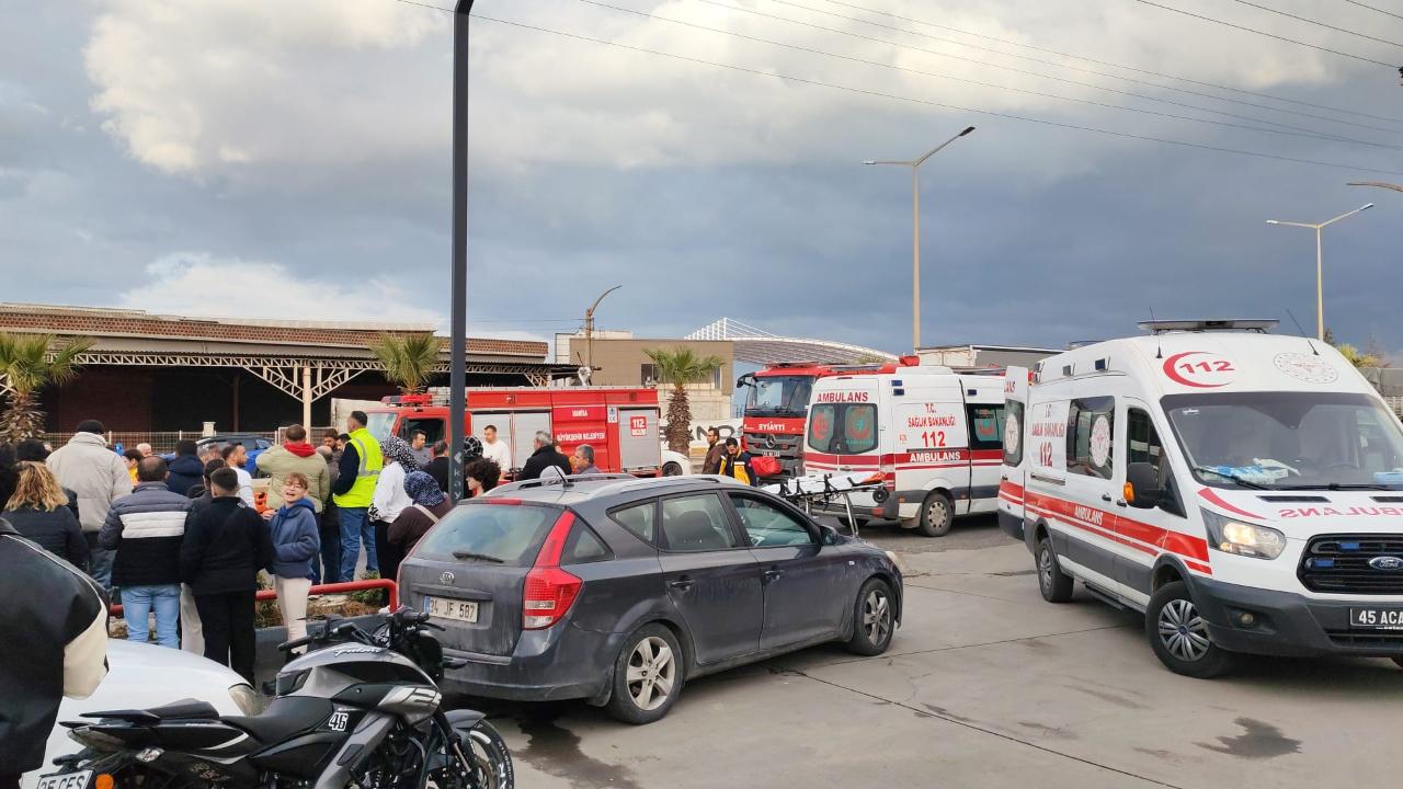 Turgutlu’da yolcu otobüsü ile otomobil çarpıştı: 3 yaralı
