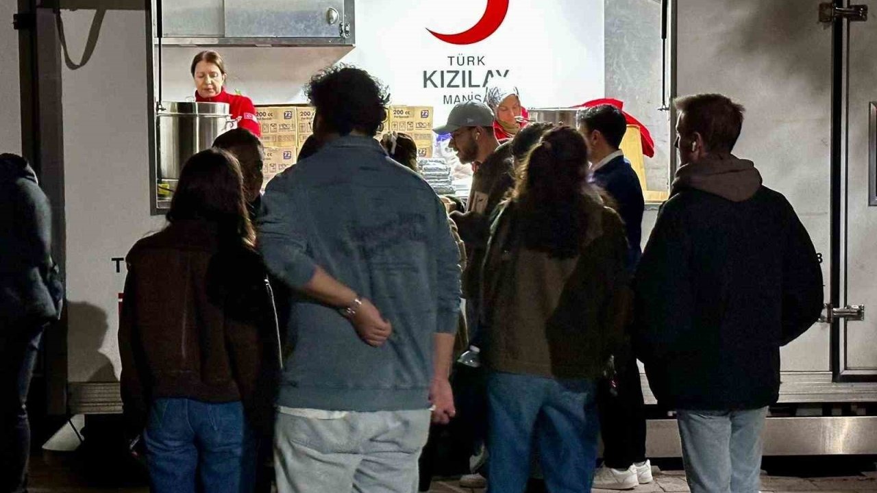 Türk Kızılay, MCBÜ öğrencilerine ikramlık dağıttı