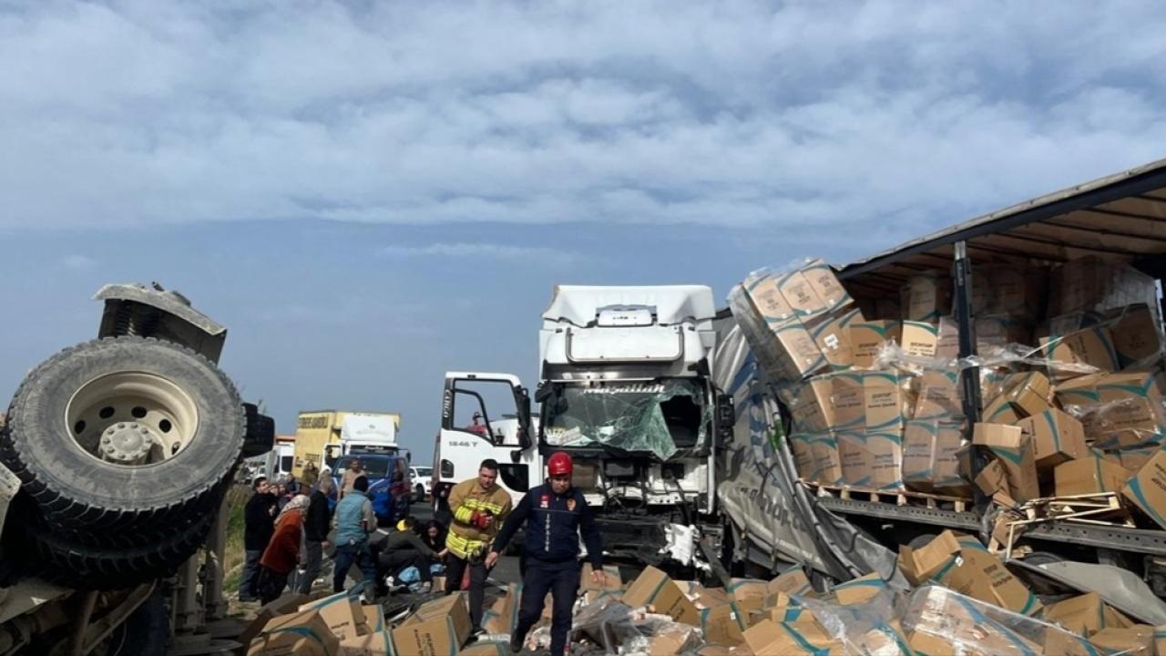 3 araç kazaya karıştı: 1'i çocuk 4 yaralı