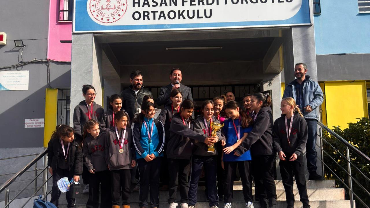 Hasan Ferdi Turgutlu Ortaokulu hentbolda Manisa şampiyonu