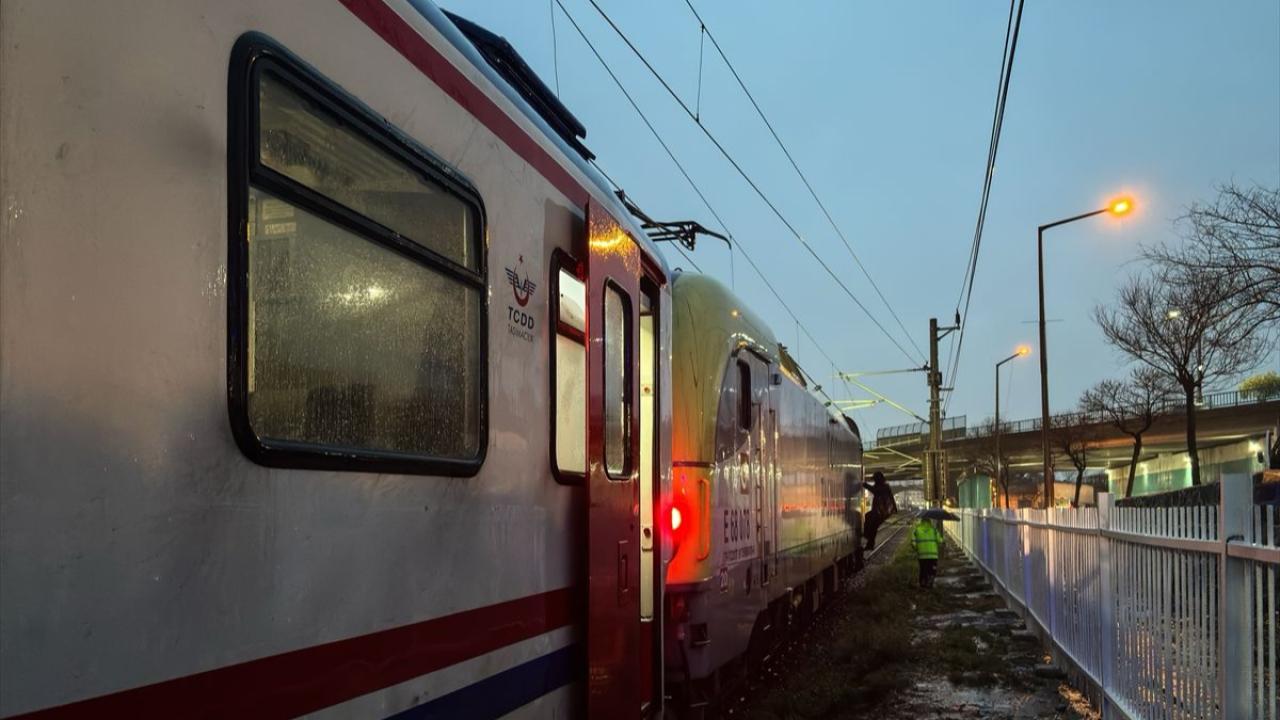 Hemzemin geçitte tren kazası: 20 yaşındaki genç yaralandı