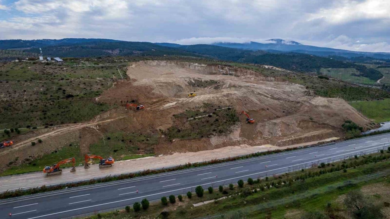 Heyelan yaşanan Turgutlu sınırlarında çalışmalar devam ediyor