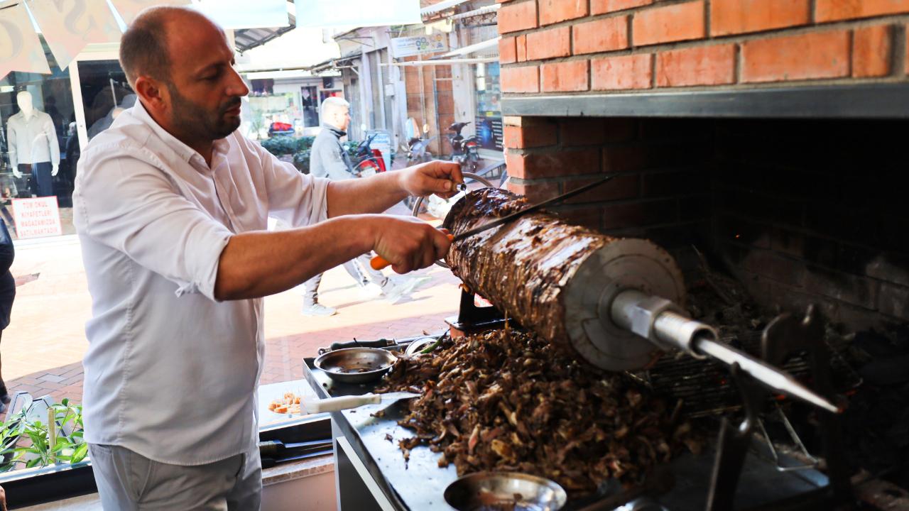 İsmail Usta Yaprak Cağ Kebabı Turgutlu'da Hizmete Açıldı