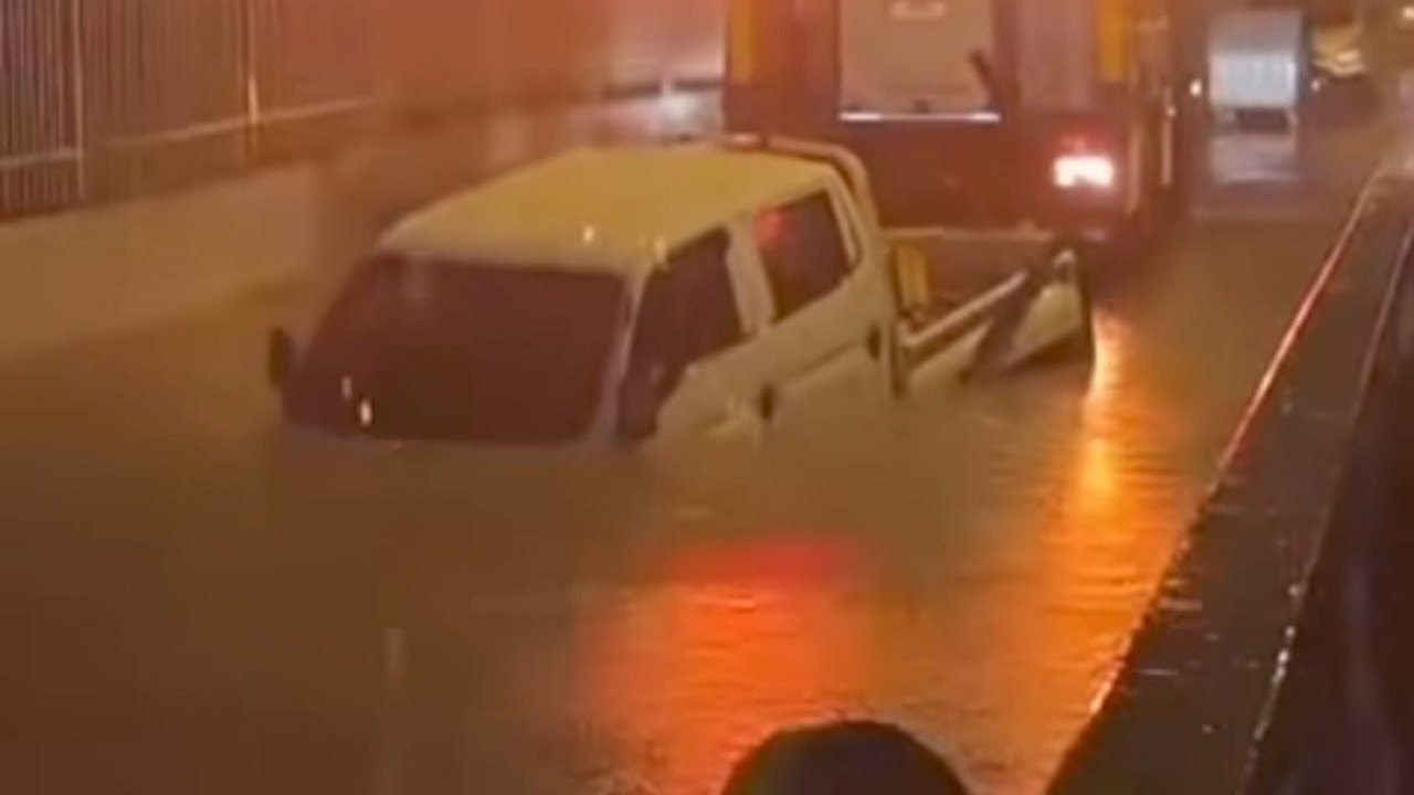 İzmir’de acı ölüm: Suyla dolan alt geçitte mahsur kalan sürücü hayatını kaybetti!