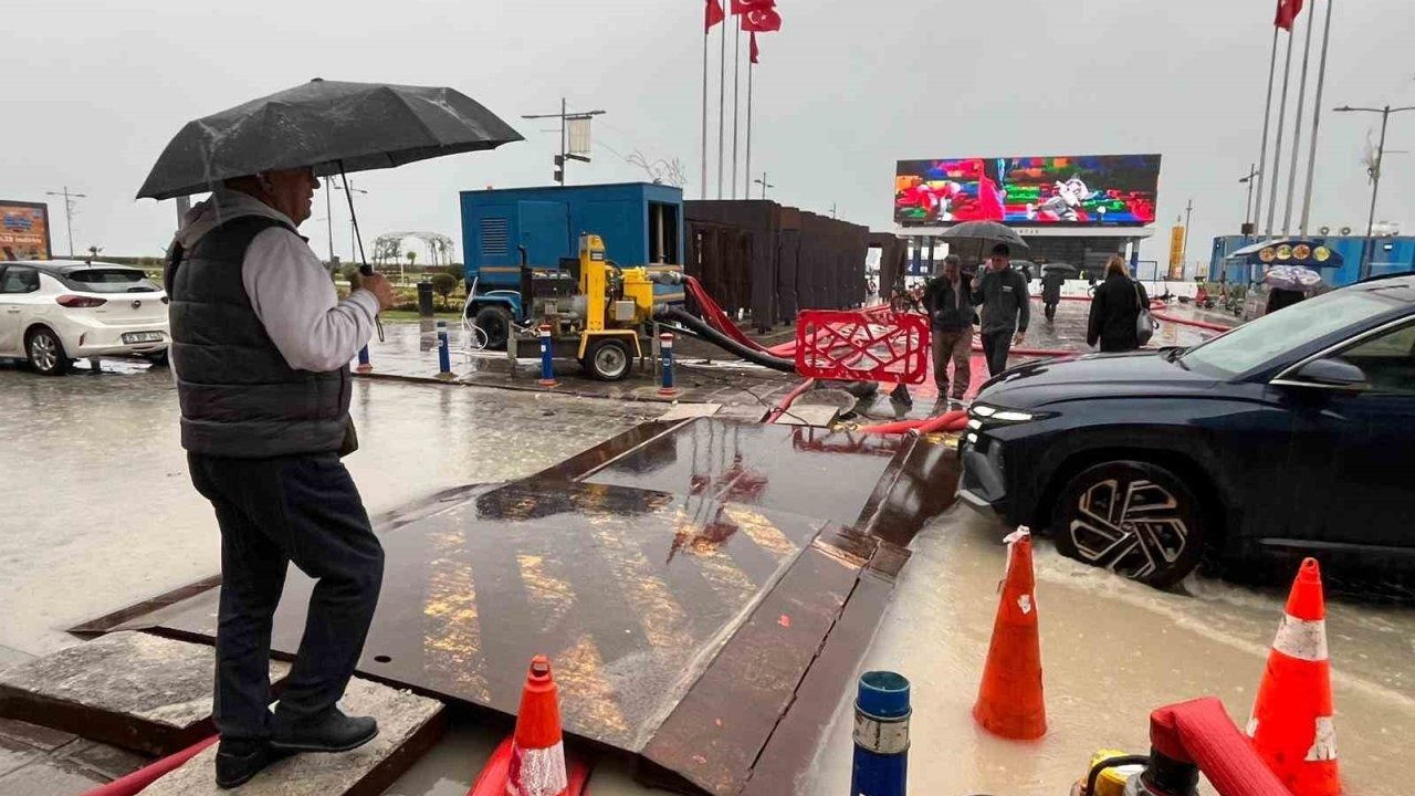 İzmir’de ’Venedik’i andıran manzaralar oluştu