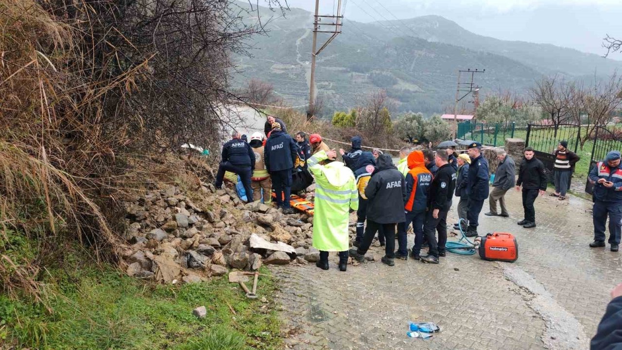Manisa’da aşırı yağmurlardan istinat duvarı çöktü: 1 ölü!