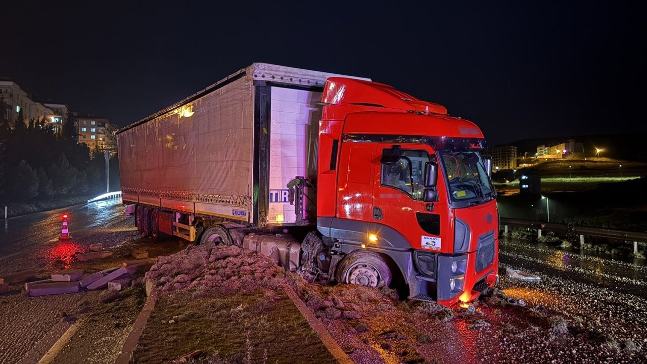Manisa'da bir TIR kazası daha: Refüje çıktı!
