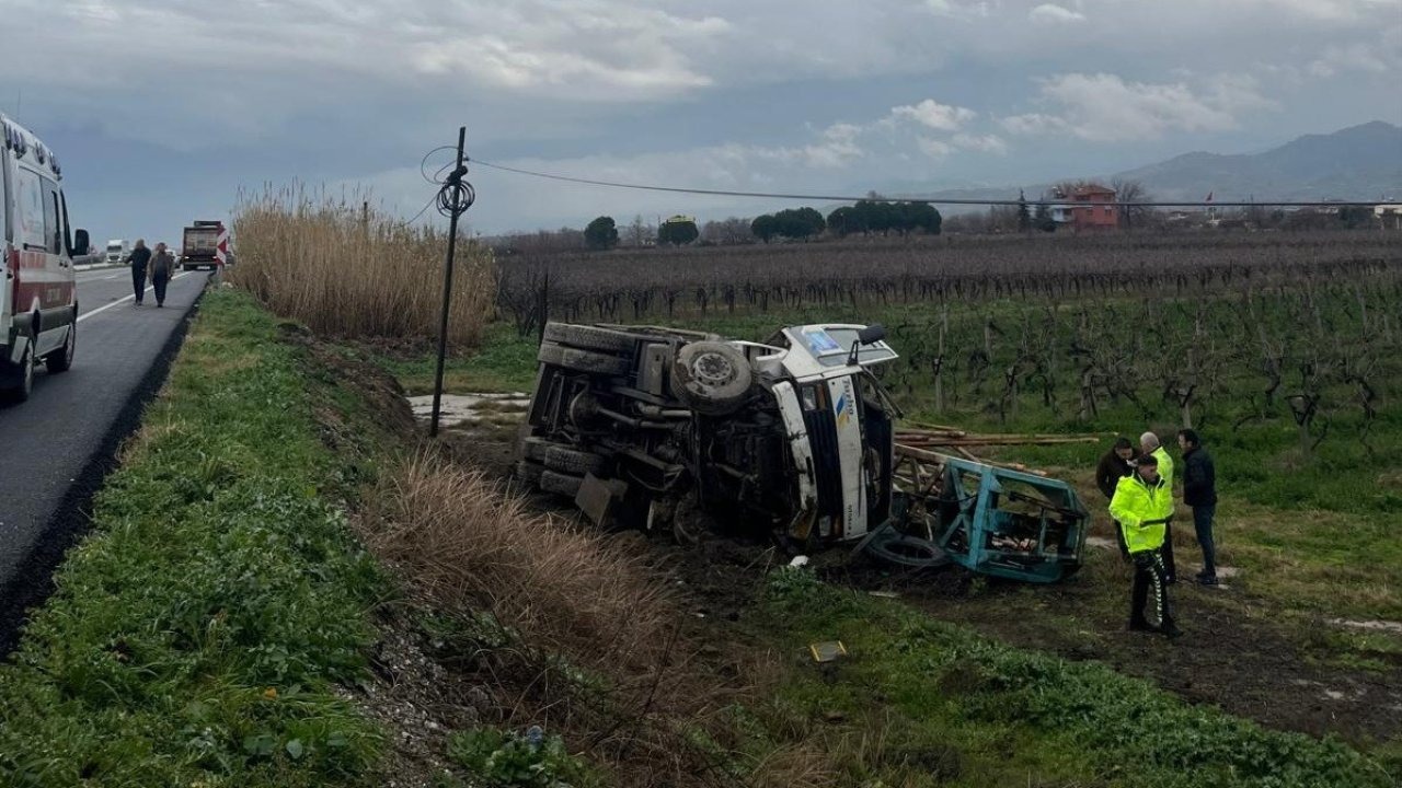 Manisa'da çekiciden savrulan kamyon şarampole uçtu!
