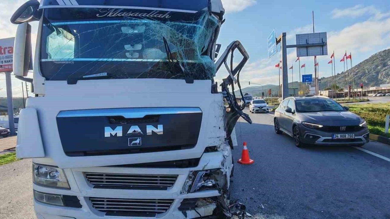 Manisa'da iki tır çarpıştı!