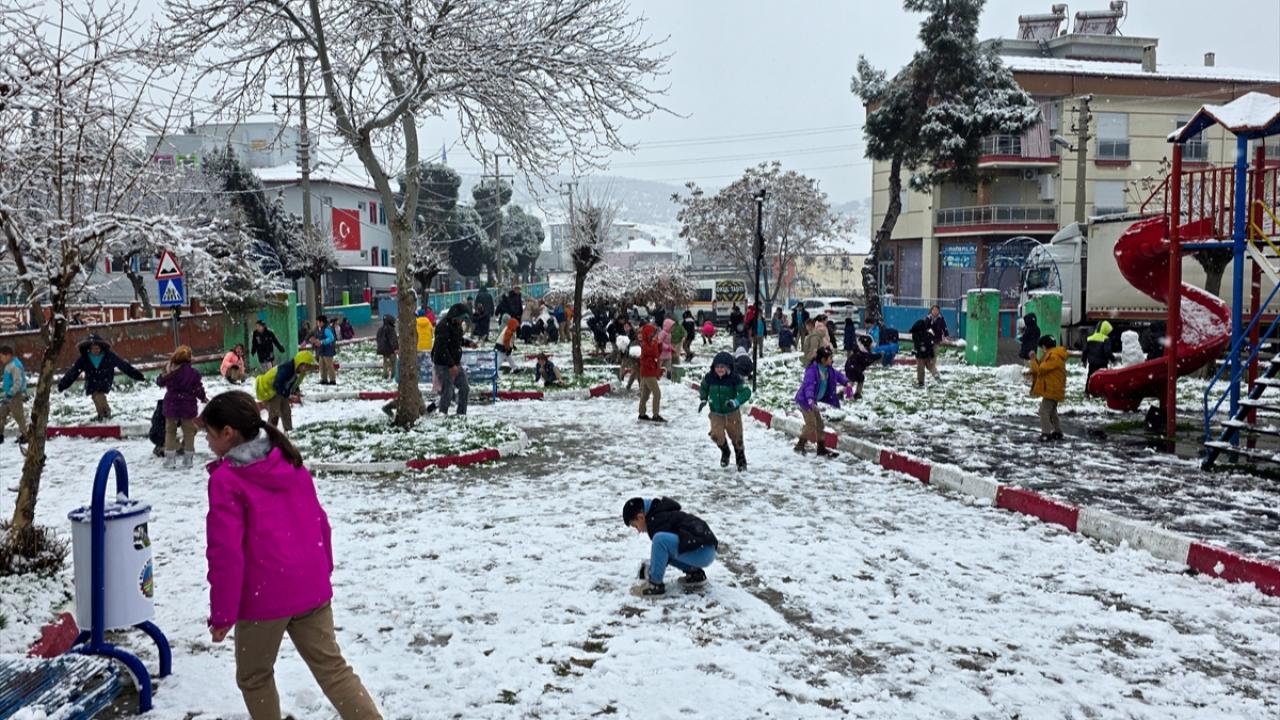 Manisa'da kar etkili oluyor
