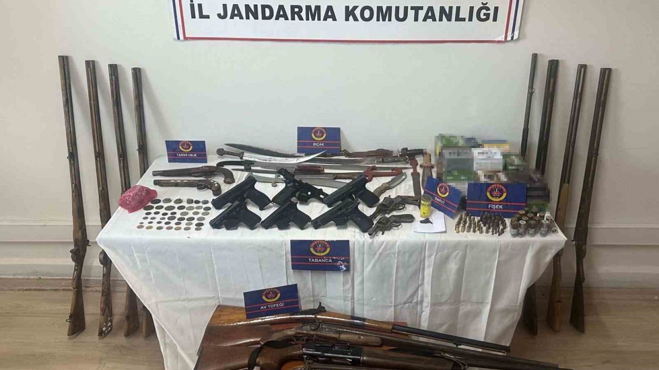 Manisa'da operasyon: Ev değil, adeta cephanelik çıktı!