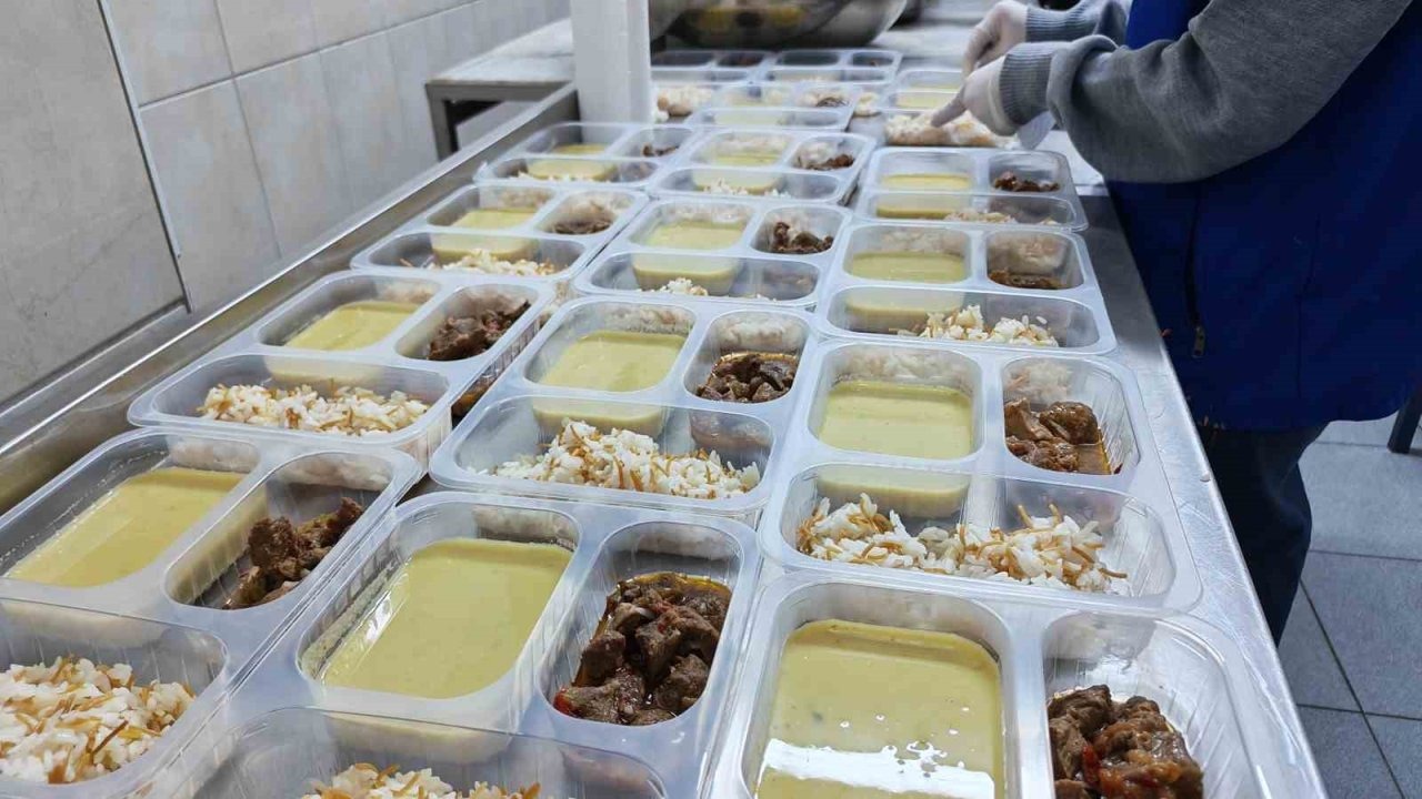 Manisa'da örnek davranış: Gönüllü gençlerle iftar seferberliği