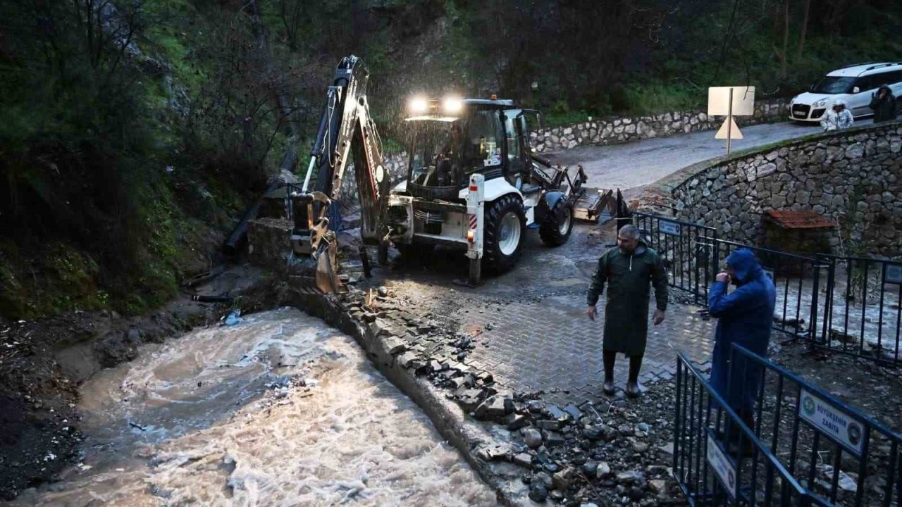 Manisa’da Sağanak Yağış Sonrası Belediye ve MASKİ Ekipleri Sahada Çalışma Yürüttü