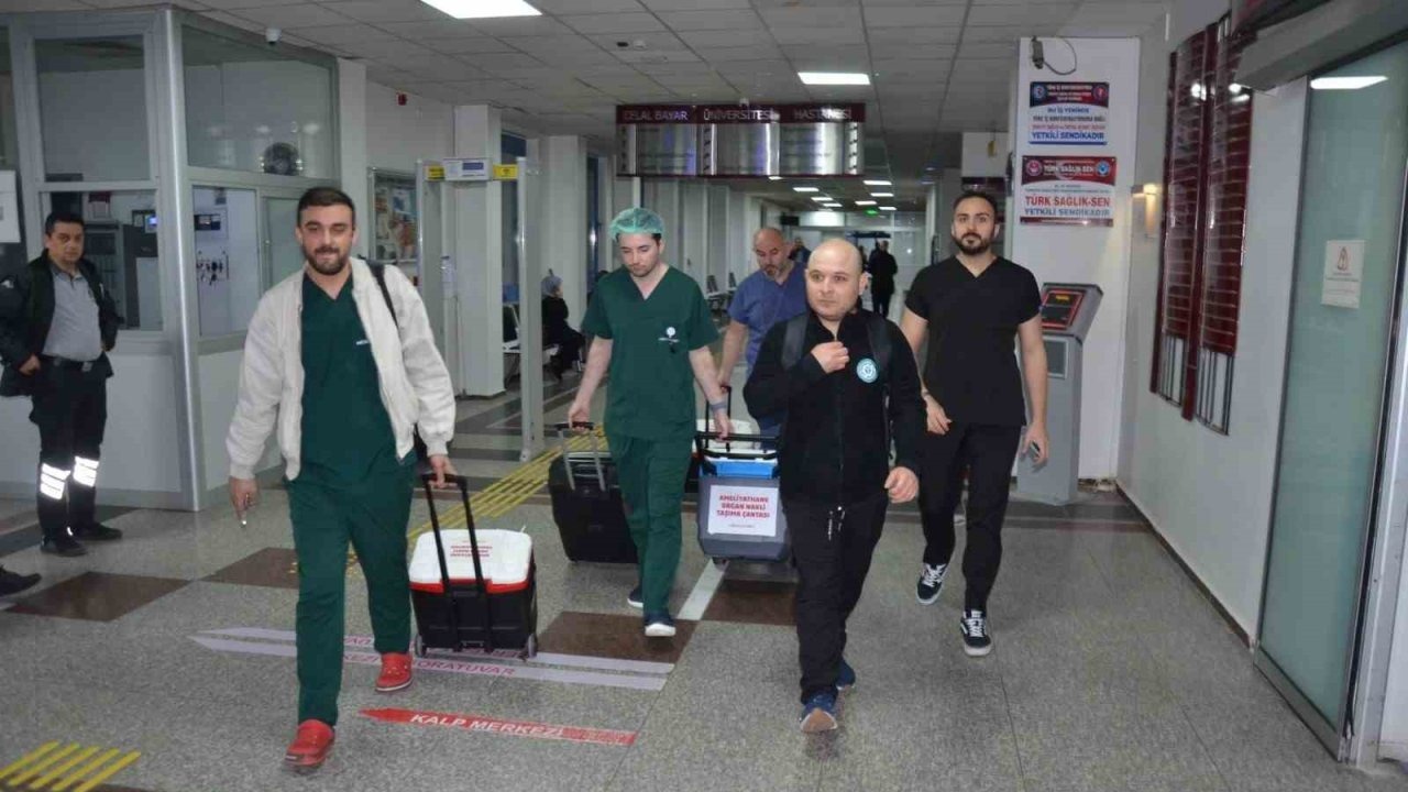 Manisa'da vefa örneği: Beyin ölümü gerçekleşen baba 5 hayata umut oldu