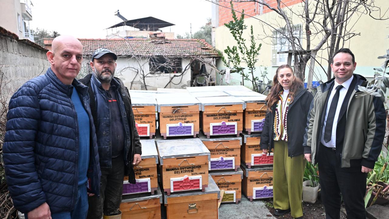 Sel Mağduru Arıcıya Büyükşehir’den 40 Kovan Desteği