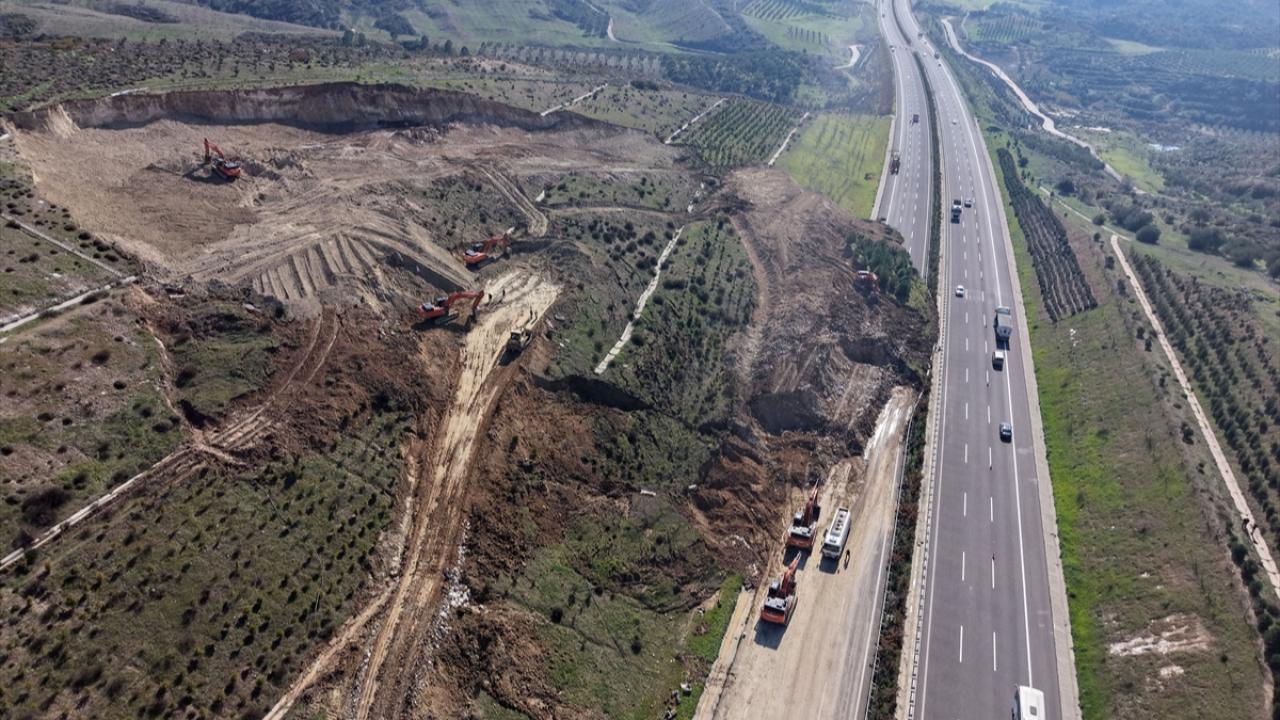 Toprak kaymasının olduğu İstanbul-İzmir Otoyolu'nda çalışmalar sürüyor
