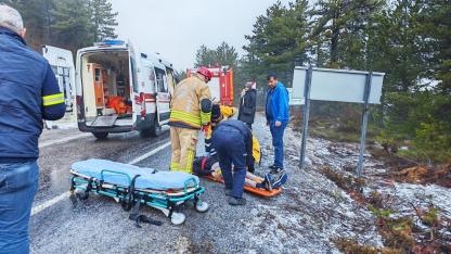 Trafik Levhasına Çarpan Otomobil Uçuruma Düştü: 2 Kişi Yaralandı