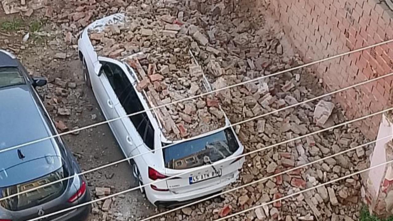 Turgutlu’da Eski Duvar Park Halindeki Aracın Üzerine Devrildi