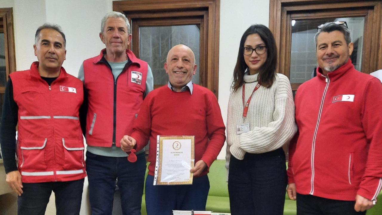 Turgutlu’da Hayvanseverliğiyle Tanınan İkram Kırmazer’e Kan Bağışından Altın Berat