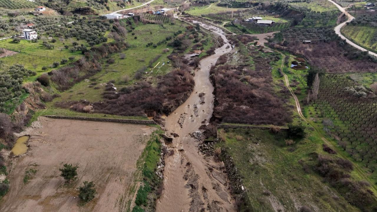 Turgutlu'da sağanak nedeniyle taşkın kontrol tesisi yıkıldı