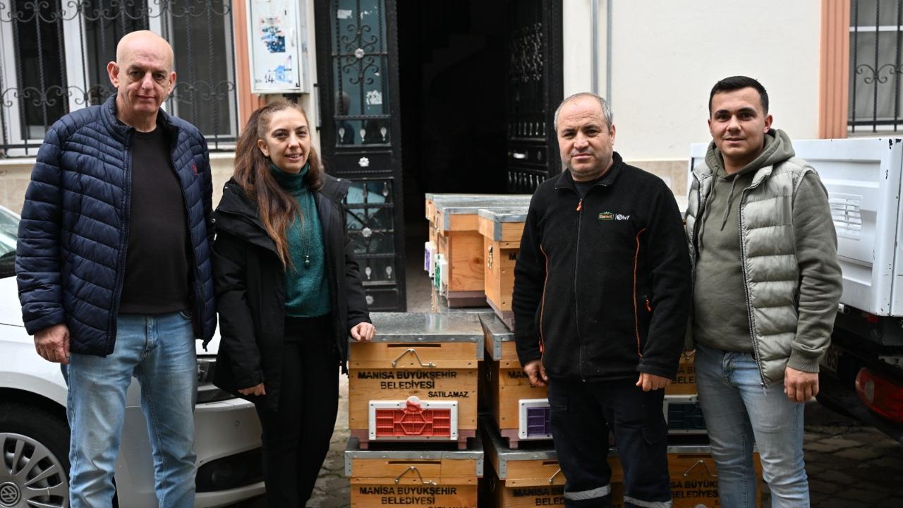 Turgutlu'da sel mağduru arıcıya kovan desteği