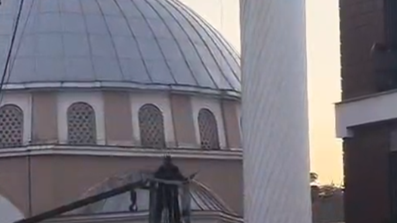 Turgutlu’da şiddetli yağış ve rüzgar cami minaresine zarar verdi!