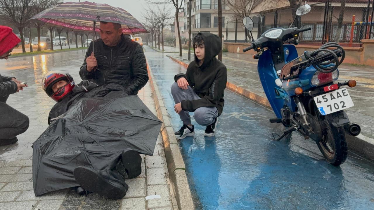 Yağmur Altında İnsanlık Dersi: Yaralı Sürücünün Başında Şemsiye Tuttu