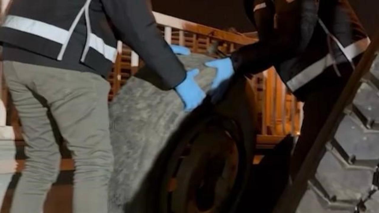 3 milyon liralık kaçak malı lastiklerin içine gizlediler: Polisten kaçamadılar!