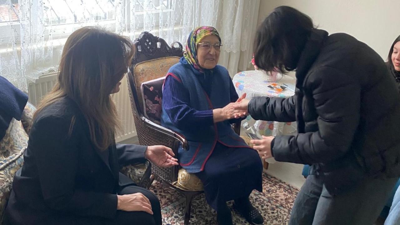 88 yaşındaki Aysel teyzeye en anlamlı hediye