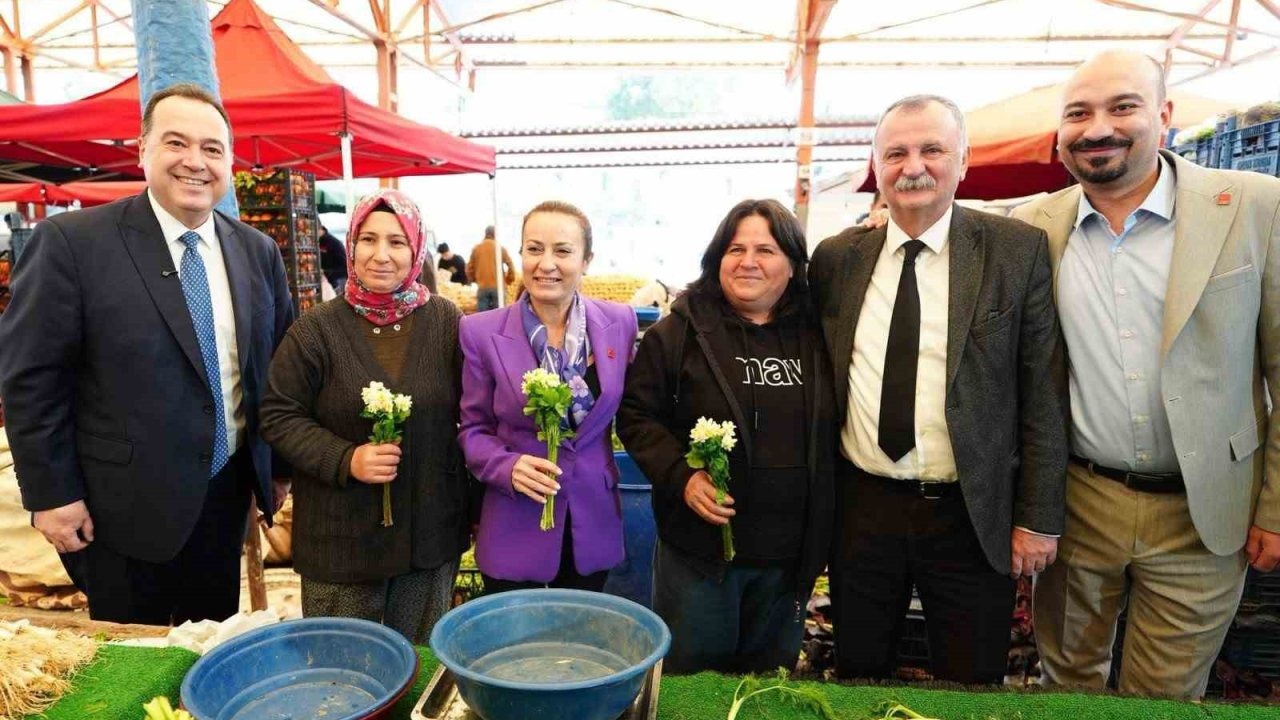 Başkan Dutlulu’dan 8 Mart’a çiçekli kutlama