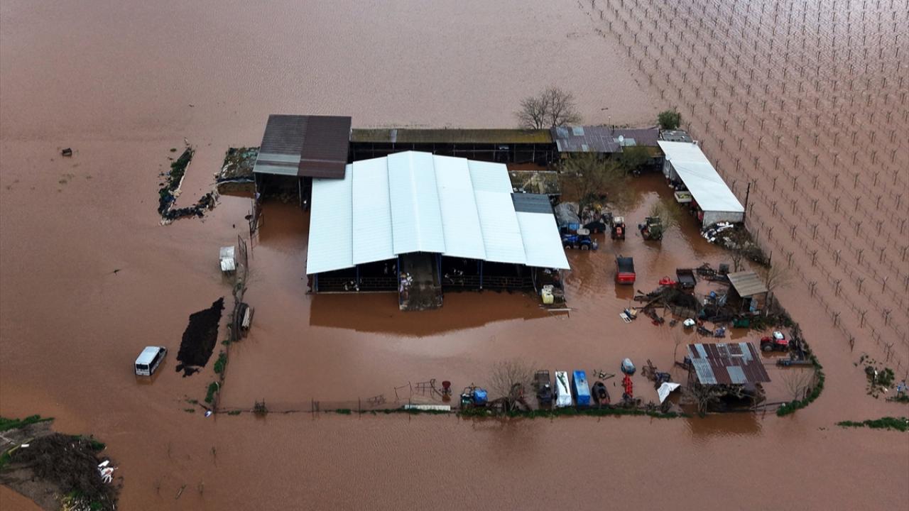 Gediz Nehri taştı, Turgutlu'da tarım arazileri su altında kaldı