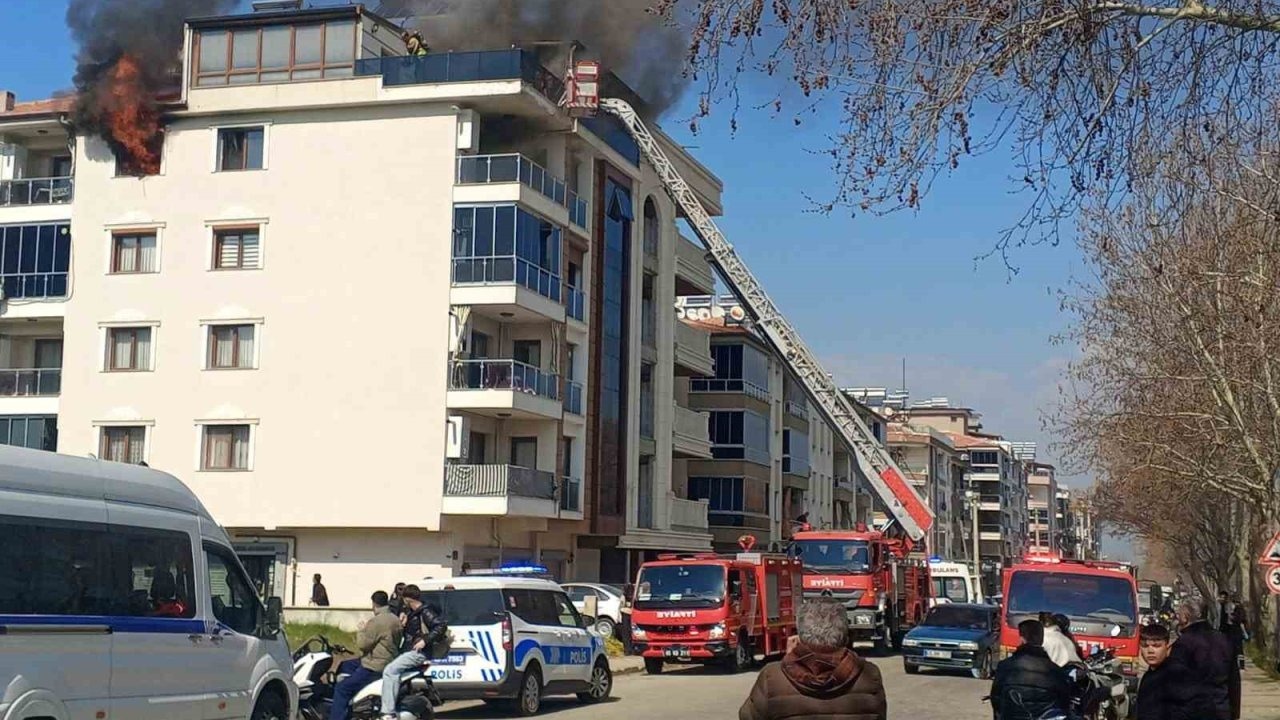 İlçede 4 katlı bina alevlere teslim oldu!