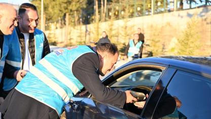 İlçede iftar saatine yolda yakalanan sürücülere iftariyelik ikramı