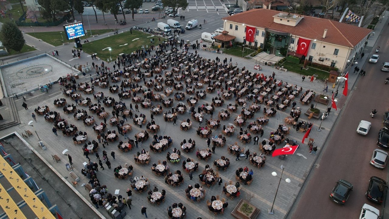 Kasapoğlu ve Vali Özkan vatandaşlarla iftarda buluştu