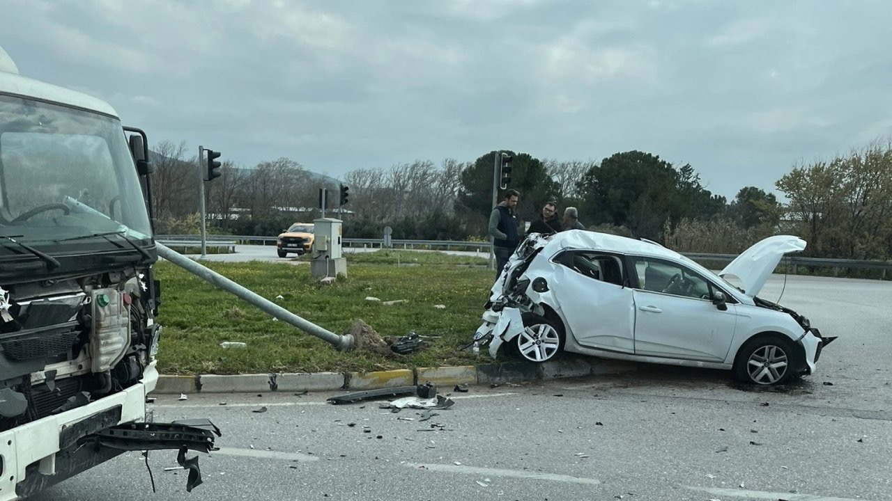 Manisa’da OSB kavşağında trafik kazası!