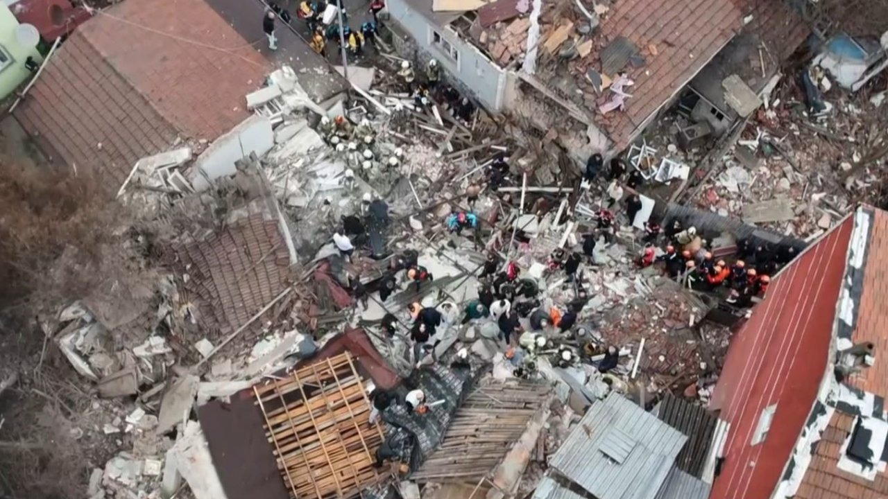 SON DAKİKA! Fatih’te bitişik halde bulunan 2 gece kondu çöktü