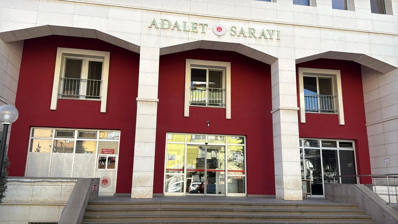 Turgutlu'da okulda Atatürk'e hakaret ettiği ileri süren öğretmen tutuklandı!