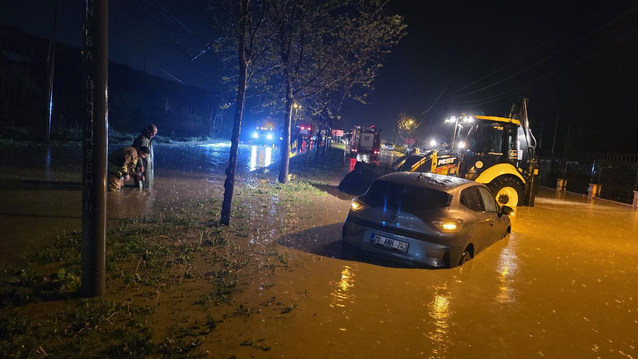 Turgutlu’da sağanak! Araçlar yolda mahsur kaldı
