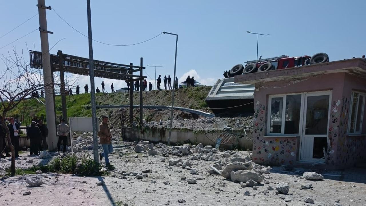 Moloz yüklü tır kontrolden çıktı: Okul bahçesine girdi!