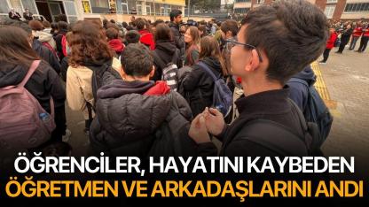Öğrenciler, Hayatını Kaybeden Öğretmen ve Arkadaşlarını Andı