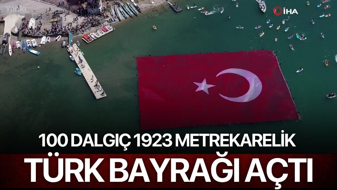 100 dalgıç 1923 metrekarelik Türk bayrağı açtı