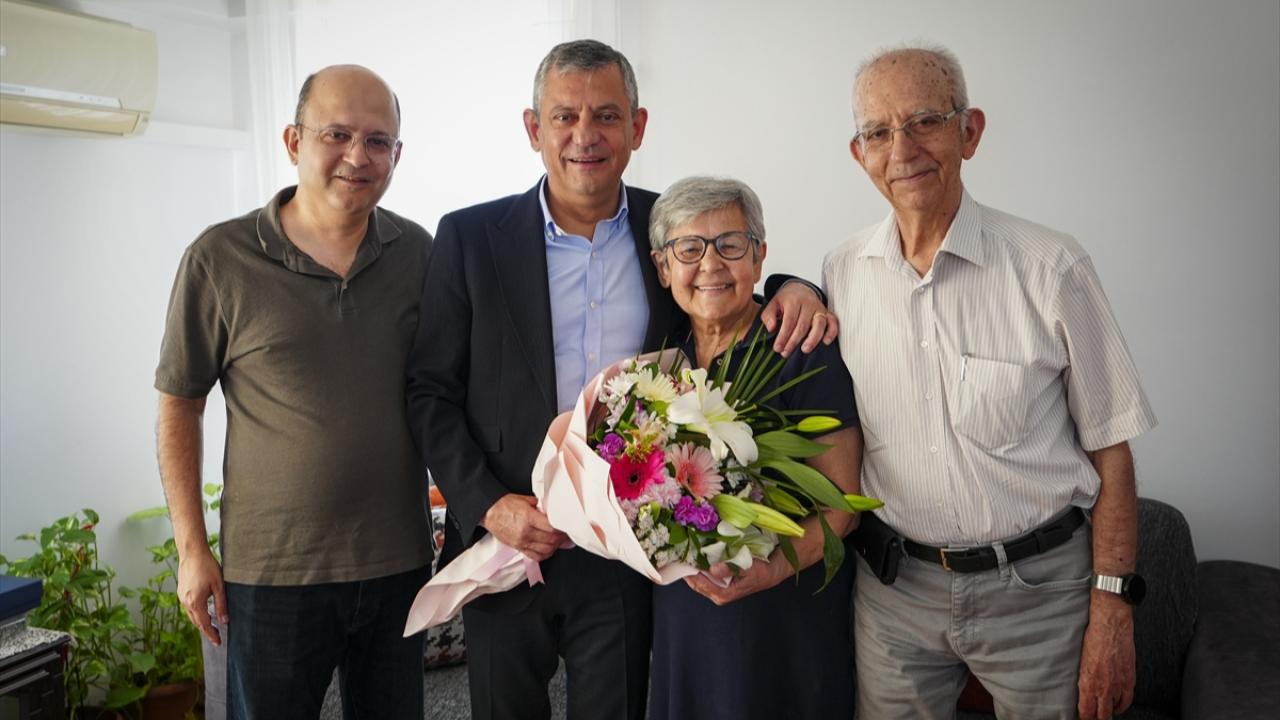 CHP Lideri Özel'den Manisa'da Anneler Günü ziyaretleri