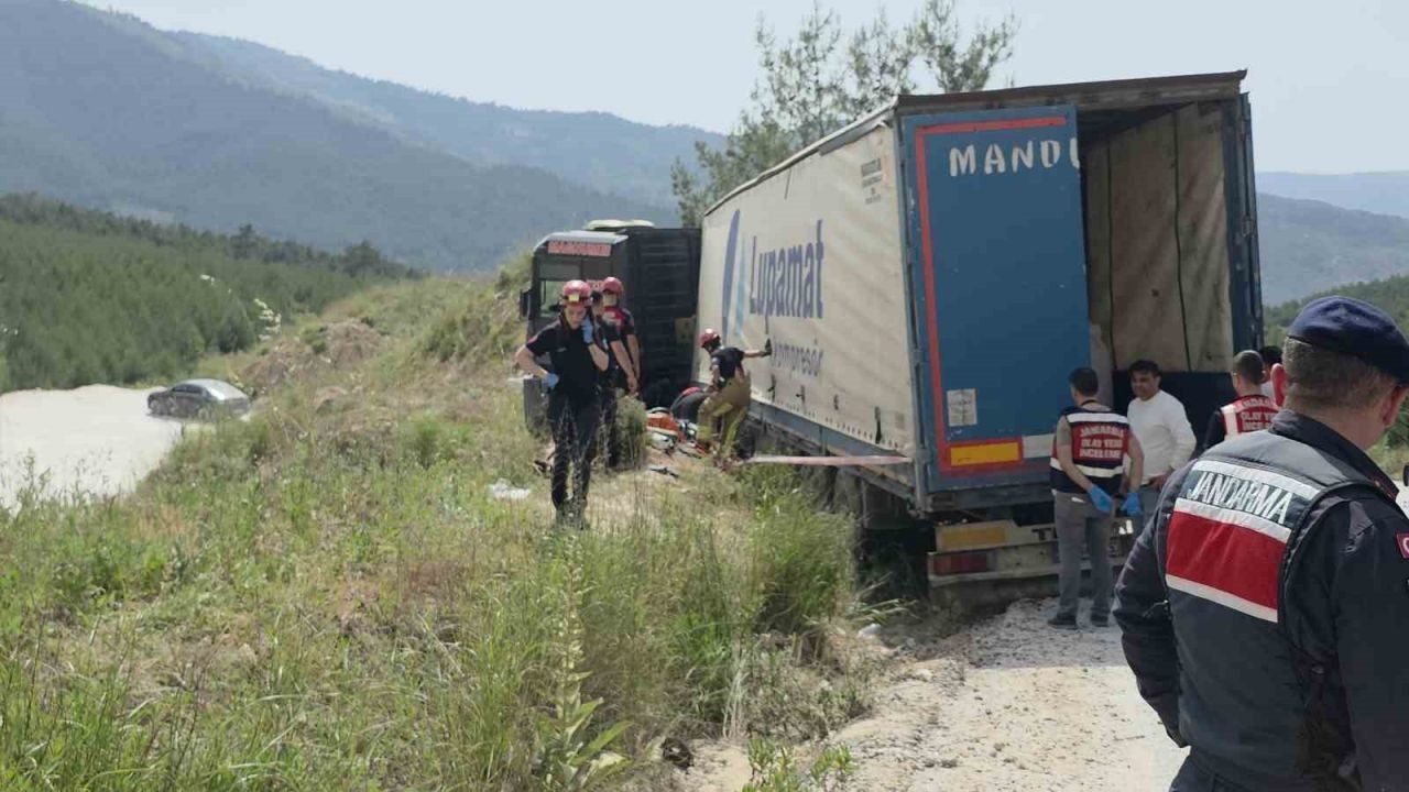 Devrilen TIR'ın altında kalan sürücü hayatını kaybetti