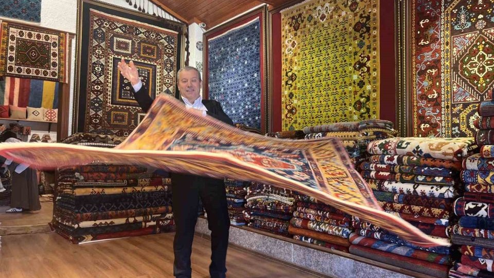 İzmir’de dokunan el halıları Türkiye ve Avrupa’daki sarayları süslüyor