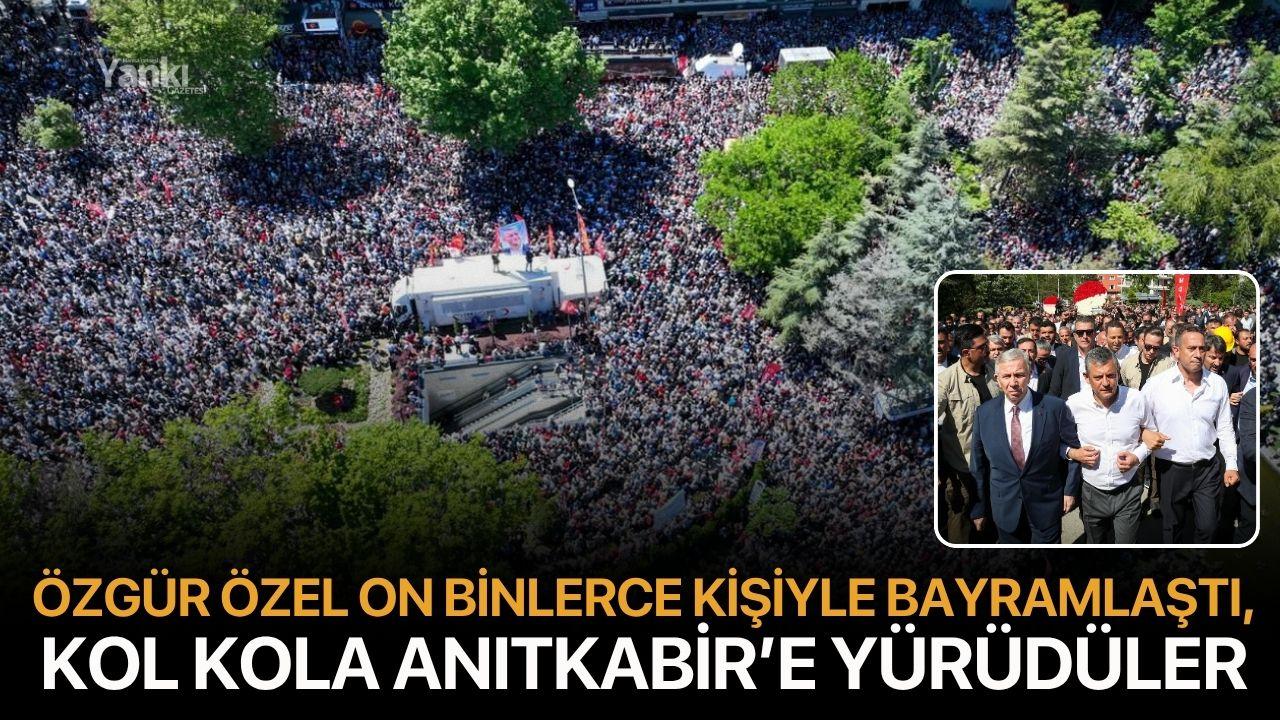 Özgür Özel on binlerce kişiyle bayramlaştı, kol kola Anıtkabir’e yüründü