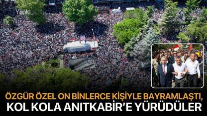 Özgür Özel on binlerce kişiyle bayramlaştı, kol kola Anıtkabir’e yüründü