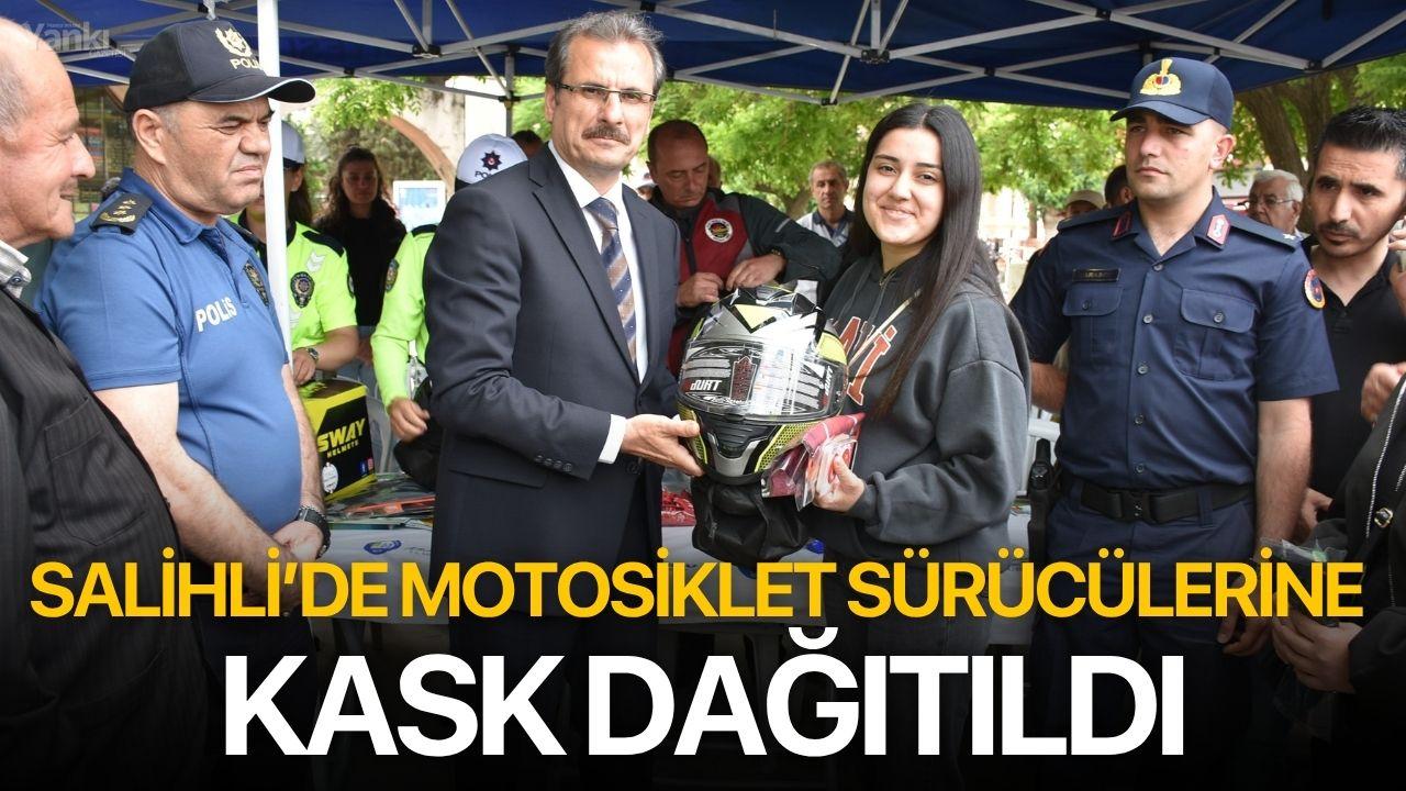 Salihli’de motosiklet sürücülerine kask dağıtıldı