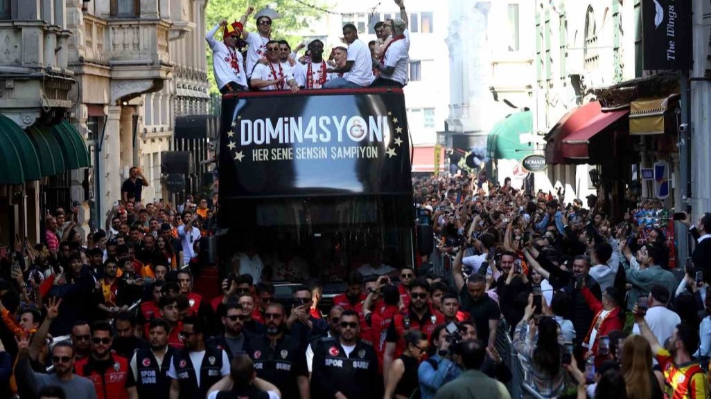 Şampiyon Galatasaray üstü açık otobüsle şehir turu attı