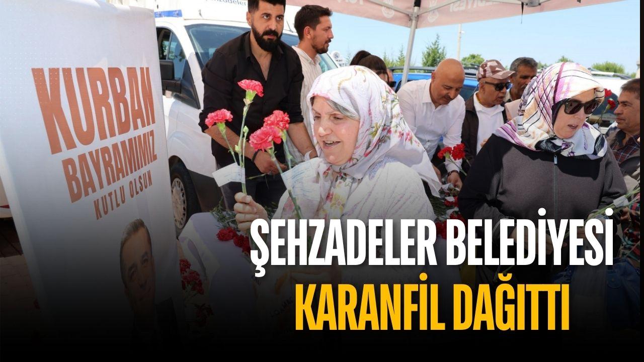 Şehzadeler Belediyesinden karanfil dağıtımı